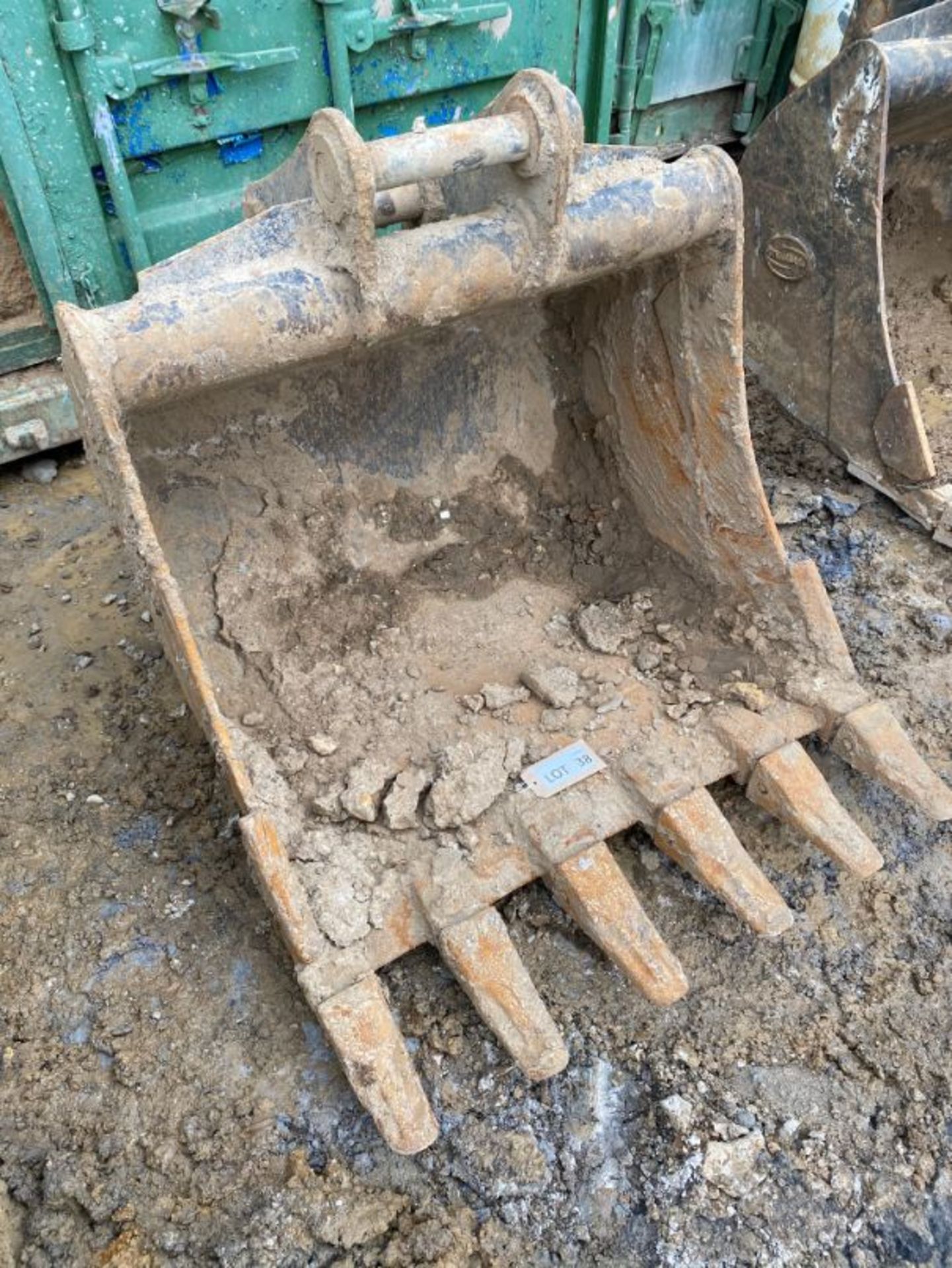 24" excavator bucket (no age ID): 2" dia pin x 8" dipper x 12" between centres - Image 2 of 3