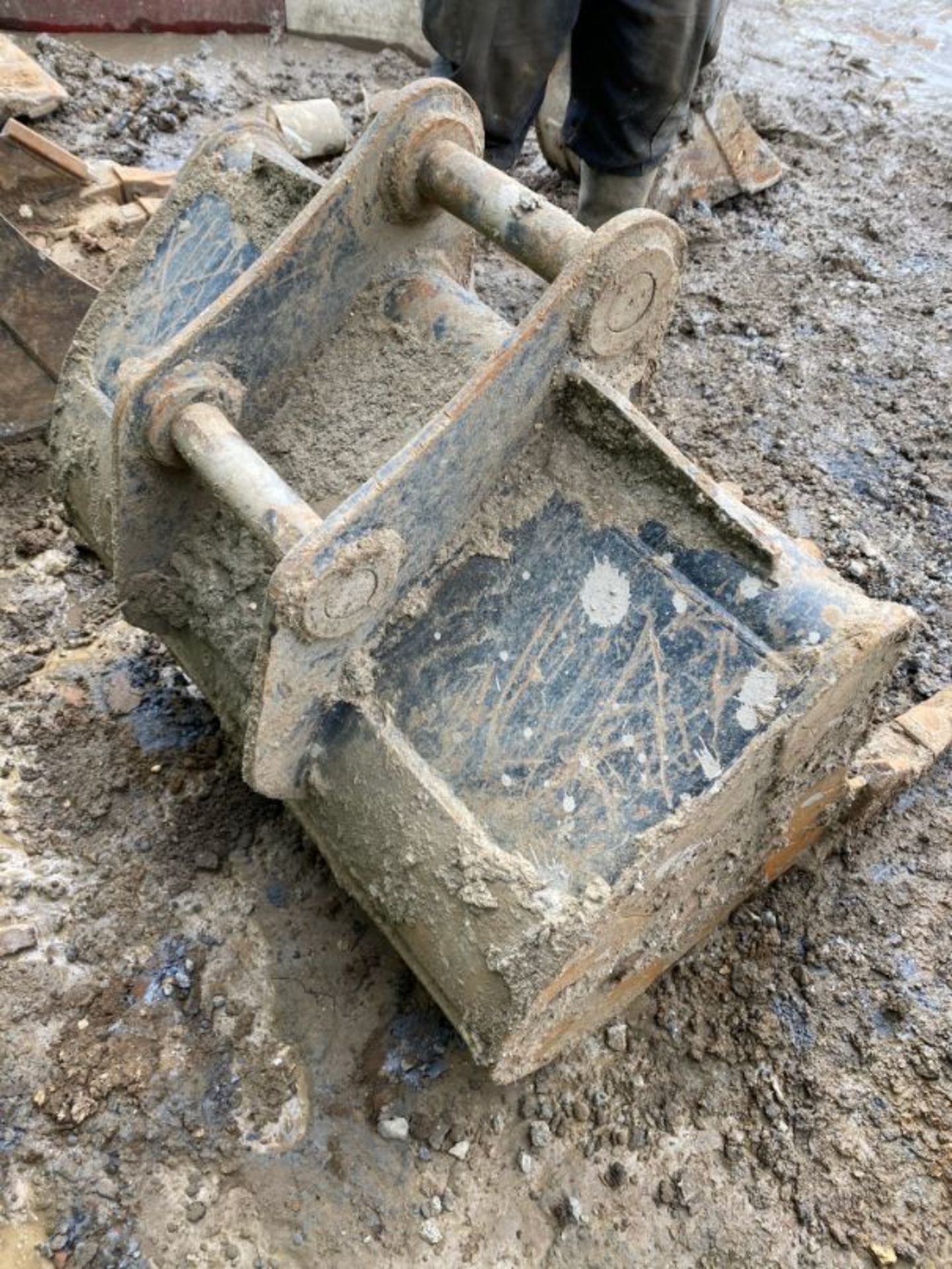 24" excavator bucket (no age ID): 2" dia pin x 8" dipper x 12" between centres - Image 3 of 3