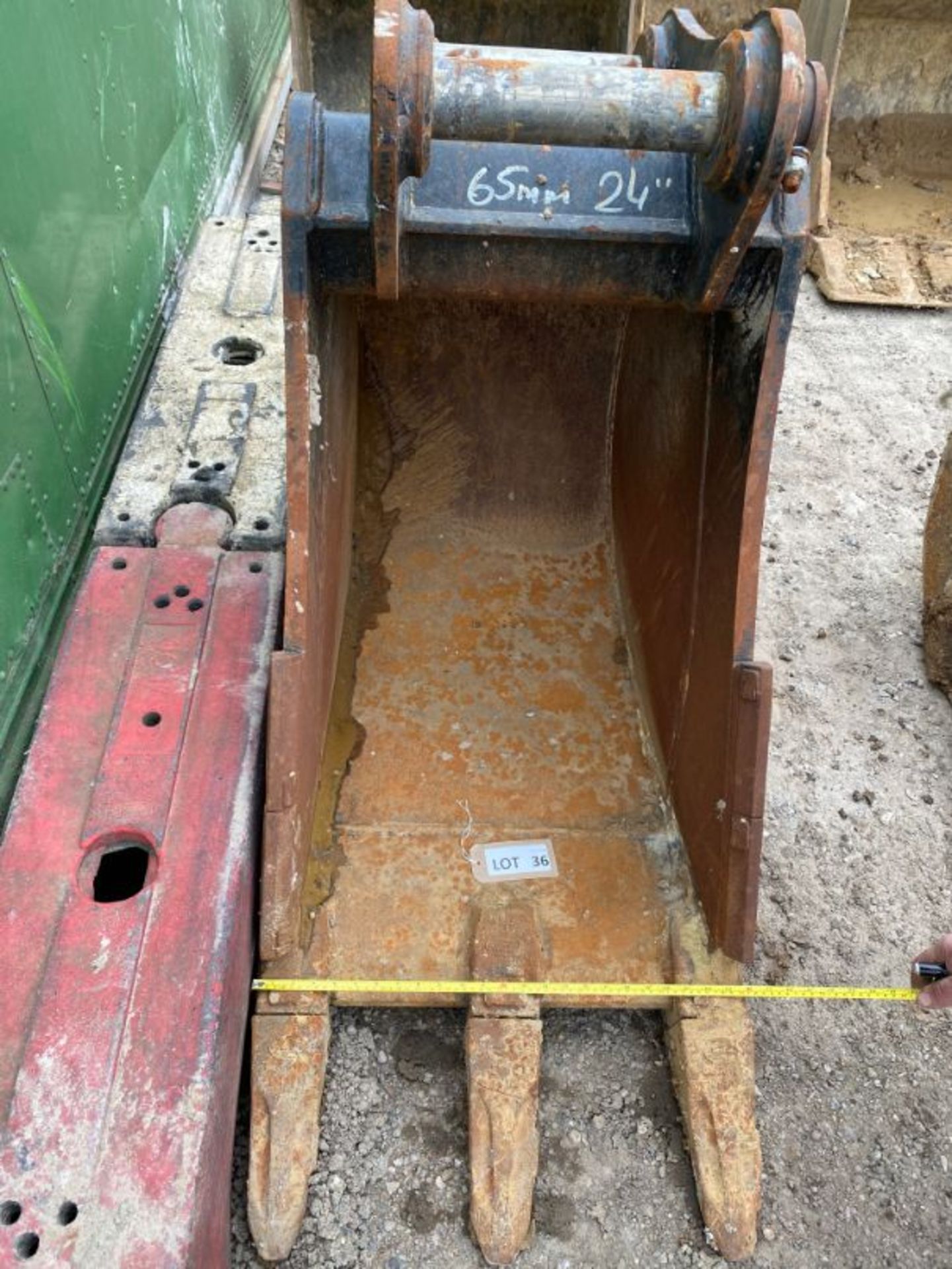 Strickland 24" excavator bucket (no age ID): 2.5" dia pin x 10" dipper x 15" between centres