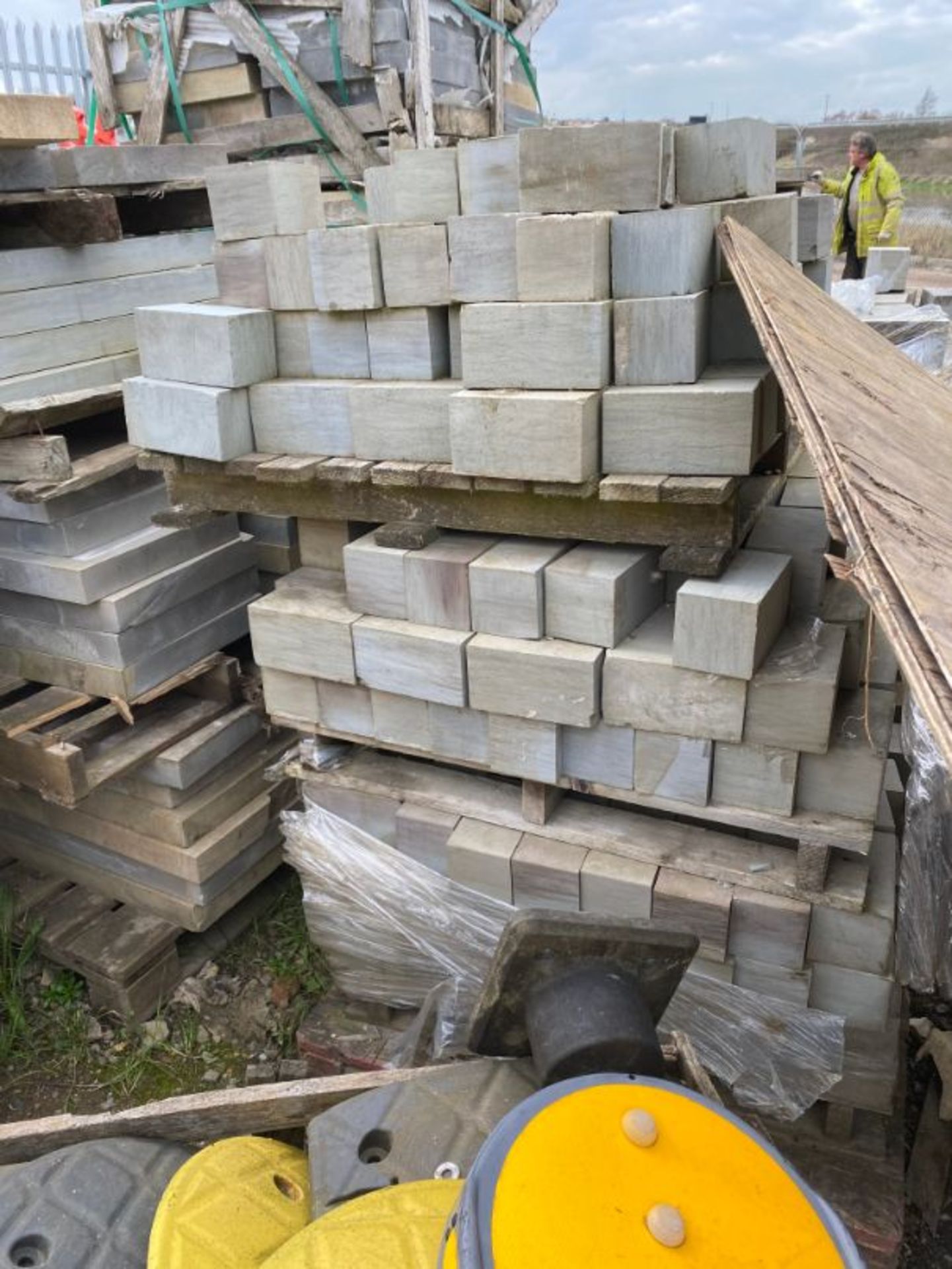 Qty various kerb stones and paving blocks/slabs, as lotted - Image 11 of 13