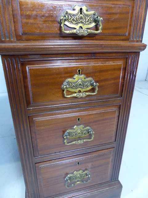 Pedestal desk with green leather top and three drawers under - Image 2 of 10