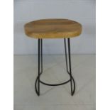 Single bar stool with wooden seat and black metal base