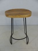 Single bar stool with wooden seat and black metal base