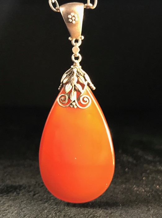 Arts & Crafts Carnelian Pendant on silver chain with three pairs of carnelian beads - Image 4 of 5