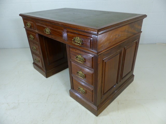 Pedestal desk with green leather top and three drawers under - Image 5 of 10