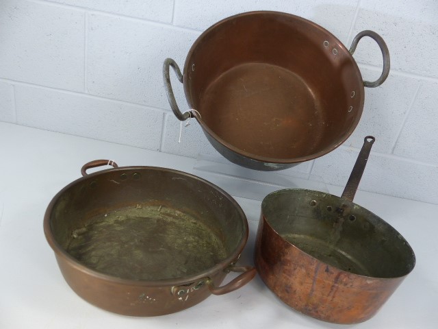 Collection of three large copper pans. Total weight approx 4.2kg - Image 2 of 4