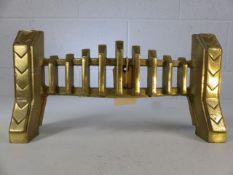 Heavy brass fireplace fender approx. 39cm wide and 4.1kg