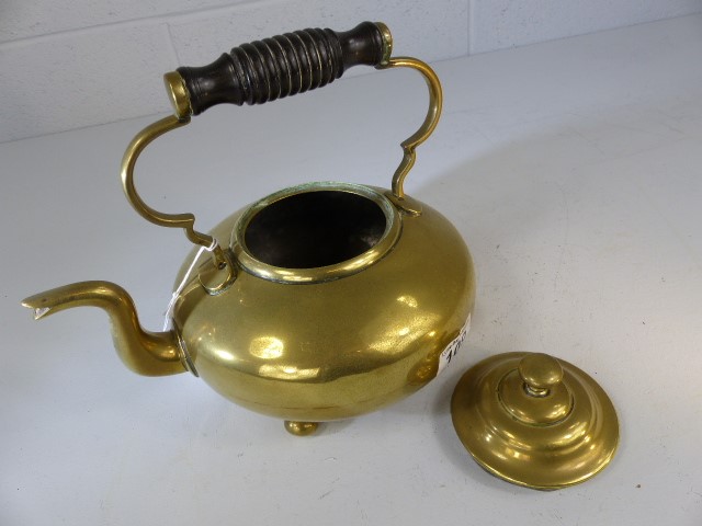 Brass teapot on three bun feet - Image 3 of 3