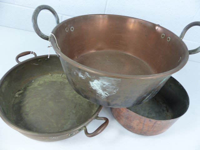 Collection of three large copper pans. Total weight approx 4.2kg - Image 4 of 4