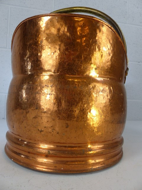 Copper coal scuttle with brass handle - Image 2 of 3