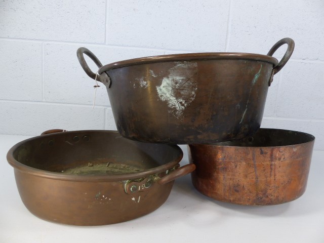 Collection of three large copper pans. Total weight approx 4.2kg - Image 3 of 4