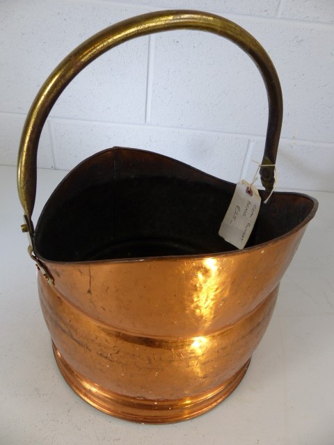 Copper coal scuttle with brass handle - Image 3 of 3