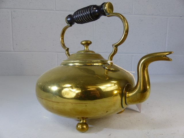 Brass teapot on three bun feet - Image 2 of 3