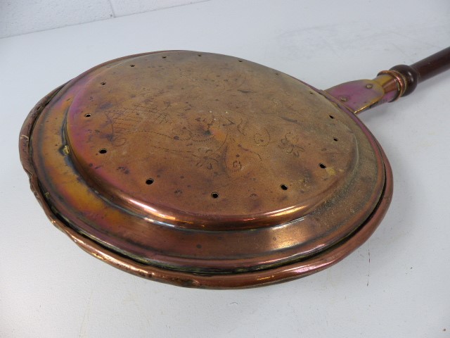 Brass and copper bed pan with incised decoration and turned wooden handle - Image 2 of 2