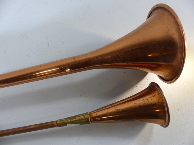 Pair of copper and brass hunting horns, the largest approx. 95cm tall - Image 2 of 3
