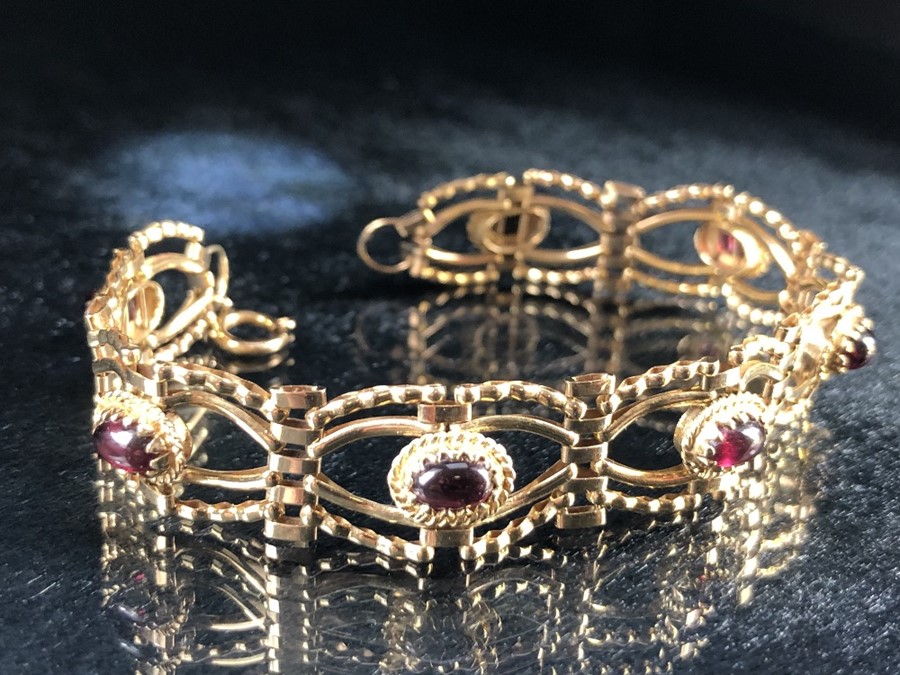 9ct Gold bracelet set with seven garnet oval stones (approx 9.5g) - Image 2 of 5