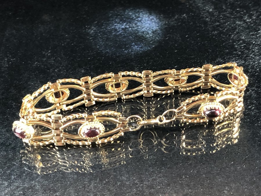 9ct Gold bracelet set with seven garnet oval stones (approx 9.5g) - Image 4 of 5