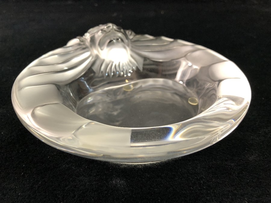 LALIQUE GLASS ASHTRAY with lions head to the border, signed 'Lalique France', approx 15cms diam - Image 2 of 4