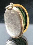 9ct Gold Hallmarked Oval locket (total weight approx 4.7g)