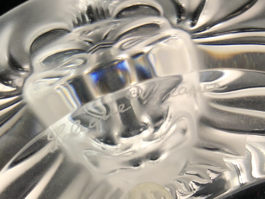 LALIQUE GLASS ASHTRAY with lions head to the border, signed 'Lalique France', approx 15cms diam - Image 4 of 4