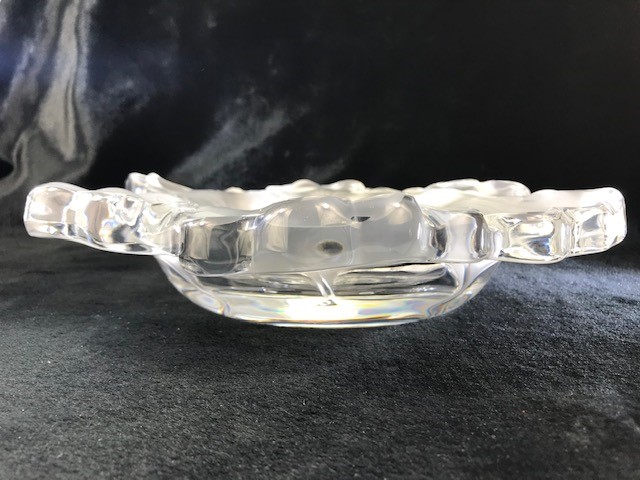 A Lalique Capucines glass bowl of naturalistic form with leaf shaped edges approx 31 cm signed to - Image 4 of 5