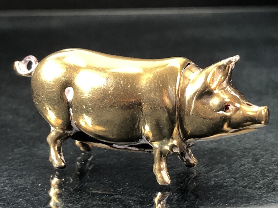 Brass vesta in form of a pig (approx 55mm long)