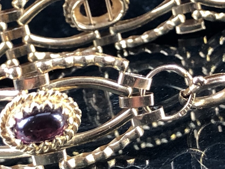 9ct Gold bracelet set with seven garnet oval stones (approx 9.5g) - Image 5 of 5