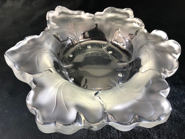 A Lalique Capucines glass bowl of naturalistic form with leaf shaped edges approx 31 cm signed to - Image 5 of 5