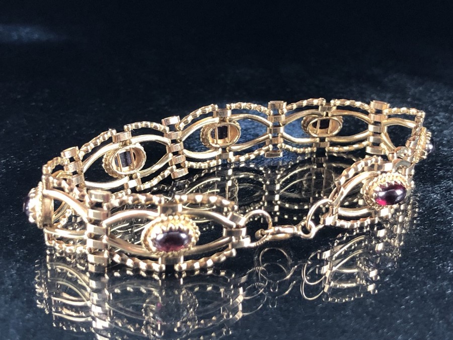 9ct Gold bracelet set with seven garnet oval stones (approx 9.5g) - Image 3 of 5