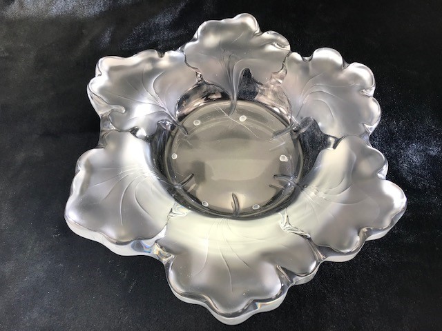 A Lalique Capucines glass bowl of naturalistic form with leaf shaped edges approx 31 cm signed to - Image 3 of 5