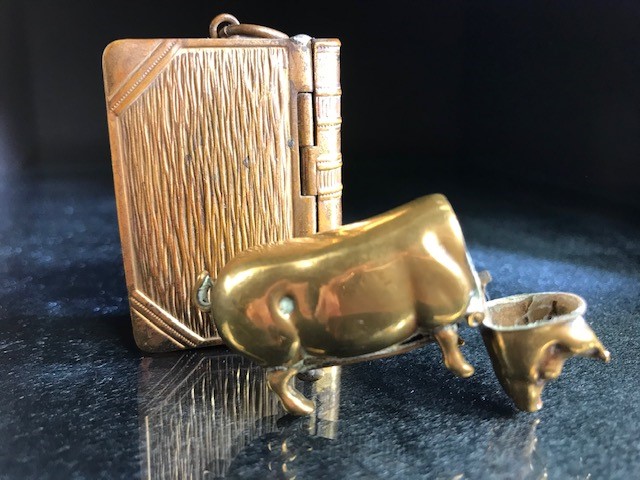 Two brass vesta cases, one in the form of a pig, the other a book - Image 2 of 3