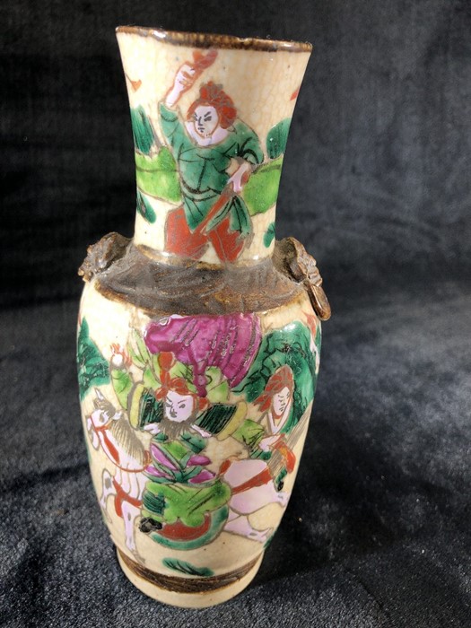 Small Chinese vase (A/F) crackle glaze Brown etched mark to base depicting warriors on horse back - Image 5 of 7