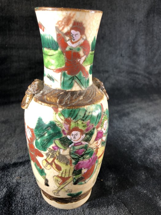 Small Chinese vase (A/F) crackle glaze Brown etched mark to base depicting warriors on horse back - Image 4 of 7