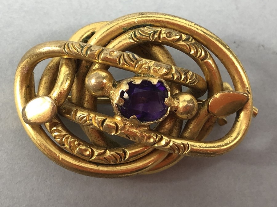 Pinchbeck Victorian Brooch measuring approx: 23.6mm x 35.5mm, in the form of a stylized Coiled two - Image 8 of 8