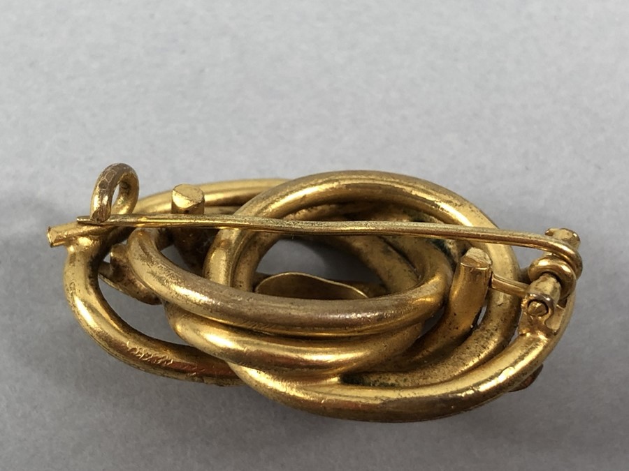 Pinchbeck Victorian Brooch measuring approx: 23.6mm x 35.5mm, in the form of a stylized Coiled two - Image 6 of 8