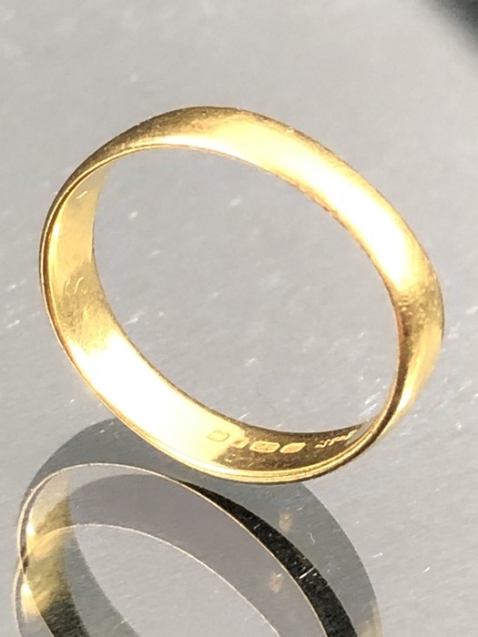 22ct Gold band (approx 2.1g) - Image 2 of 3