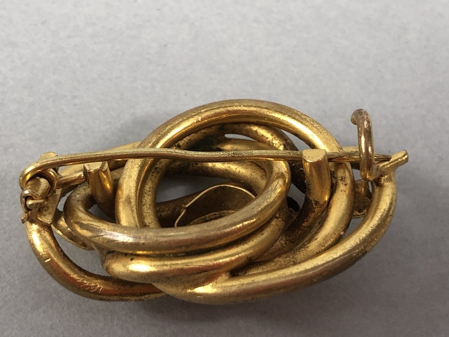 Pinchbeck Victorian Brooch measuring approx: 23.6mm x 35.5mm, in the form of a stylized Coiled two - Image 7 of 8