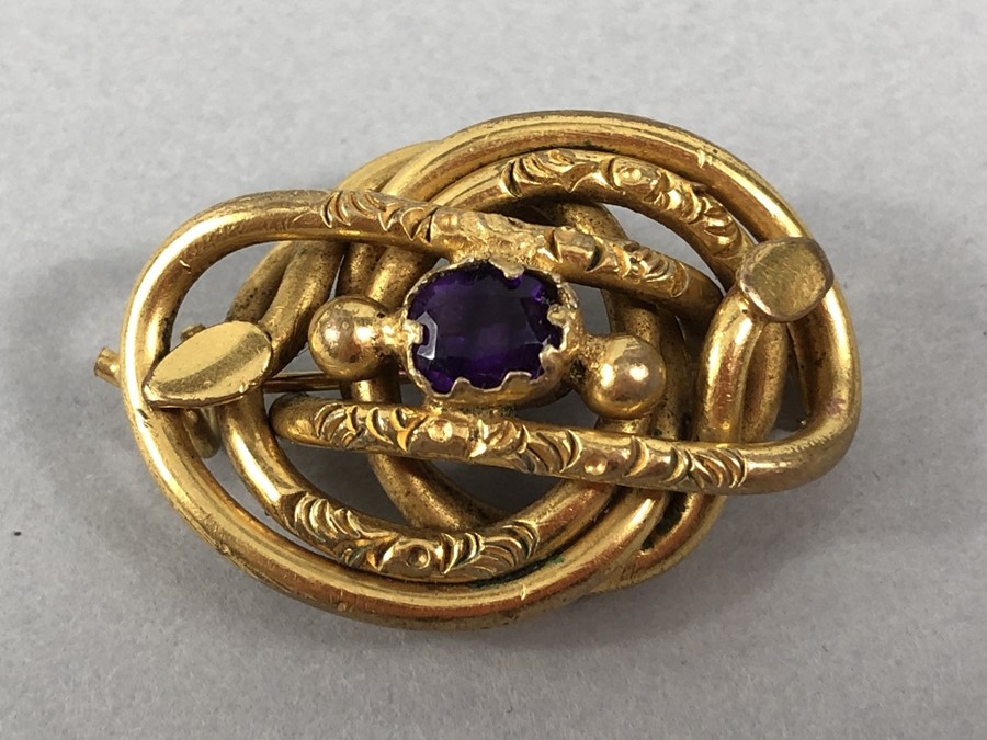 Pinchbeck Victorian Brooch measuring approx: 23.6mm x 35.5mm, in the form of a stylized Coiled two