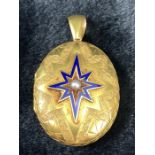 Yellow Metal Victorian Mourning Locket measuring approx: 40mm x 32mm across. On the front is an 8-