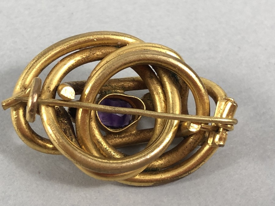 Pinchbeck Victorian Brooch measuring approx: 23.6mm x 35.5mm, in the form of a stylized Coiled two - Image 5 of 8