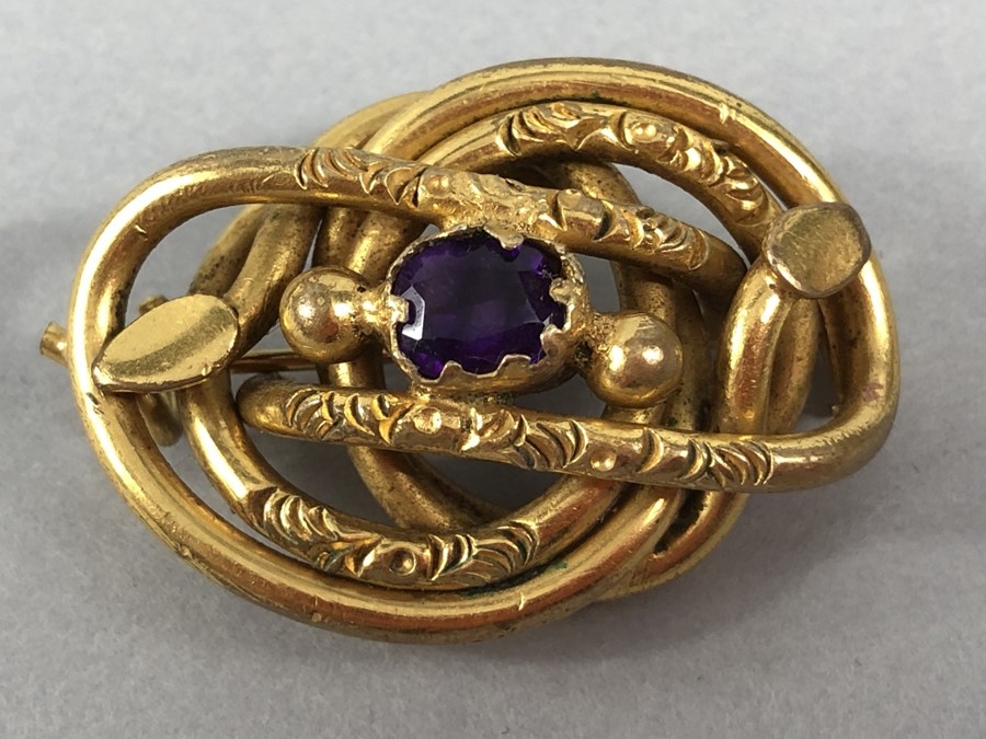 Pinchbeck Victorian Brooch measuring approx: 23.6mm x 35.5mm, in the form of a stylized Coiled two - Image 2 of 8