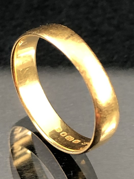 22ct Gold band (approx 2.1g)