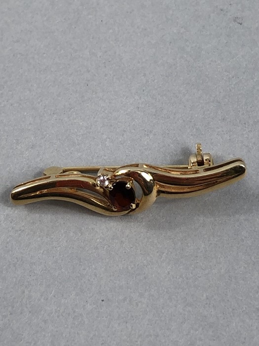 9ct Gold marked 375 Brooch set with central faceted Garnet and a single Diamond - Image 5 of 6