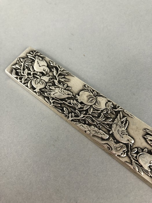 Heavy Silver coloured Chinese scroll weight (aaprox 199g) decorated with Birds and stamped with - Image 4 of 8