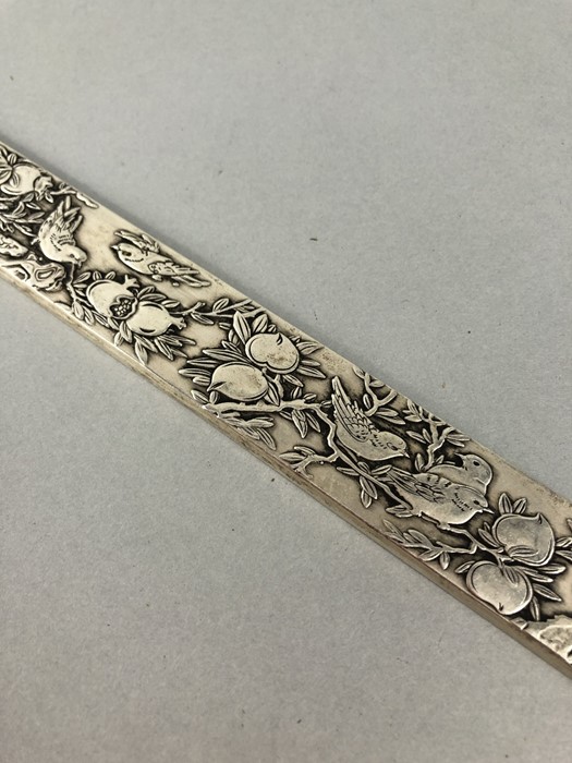 Heavy Silver coloured Chinese scroll weight (aaprox 199g) decorated with Birds and stamped with - Image 3 of 8