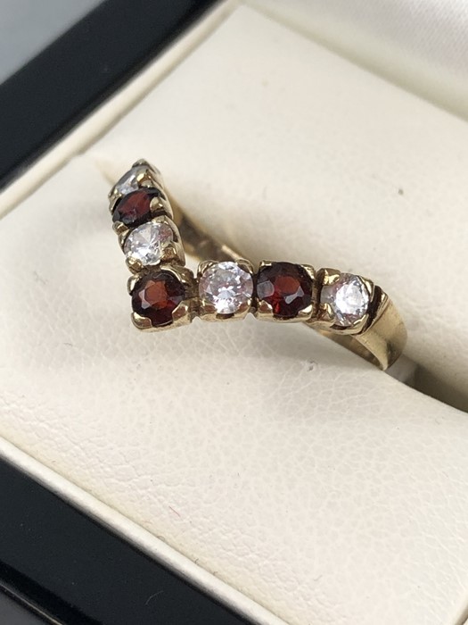 9ct Gold Wishbone Ring, Set with 4 (CZ) stones and 3 Red (Garnet) stones. Size approx: ‘O’ UK, ‘7’ - Image 3 of 5