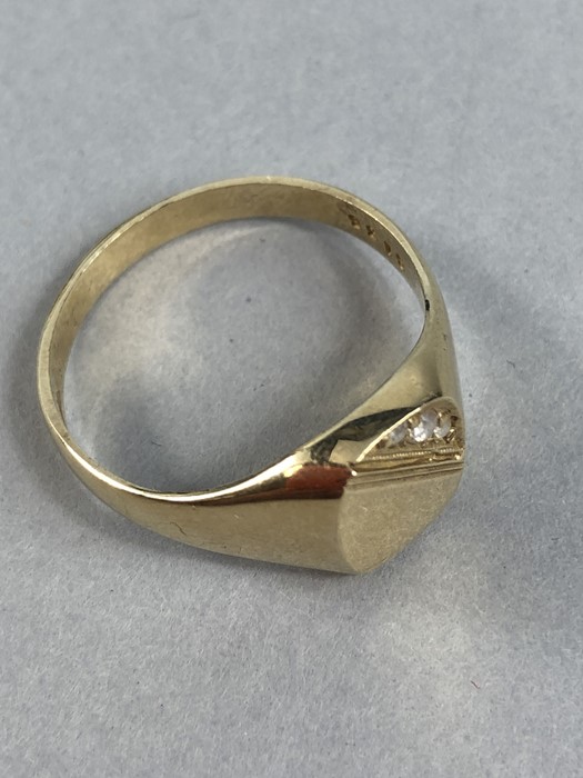 Gold Signet ring 9ct set with three Diamonds size 'T' approx 3.9g fully hallmarked - Image 5 of 6