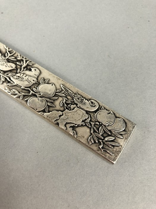 Heavy Silver coloured Chinese scroll weight (aaprox 199g) decorated with Birds and stamped with - Image 2 of 8