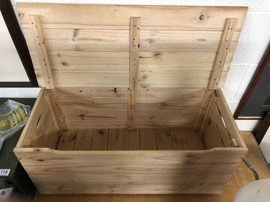 Pine wooden storage box 80cm 38cm x 36cm tall - Image 2 of 3