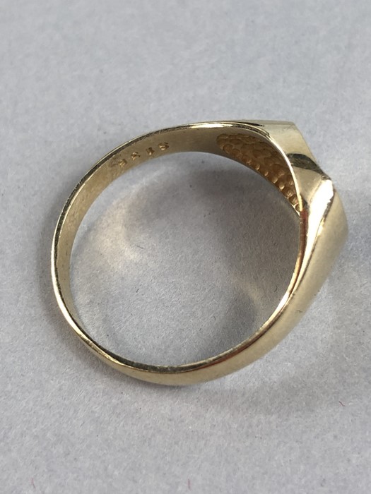 Gold Signet ring 9ct set with three Diamonds size 'T' approx 3.9g fully hallmarked - Image 6 of 6